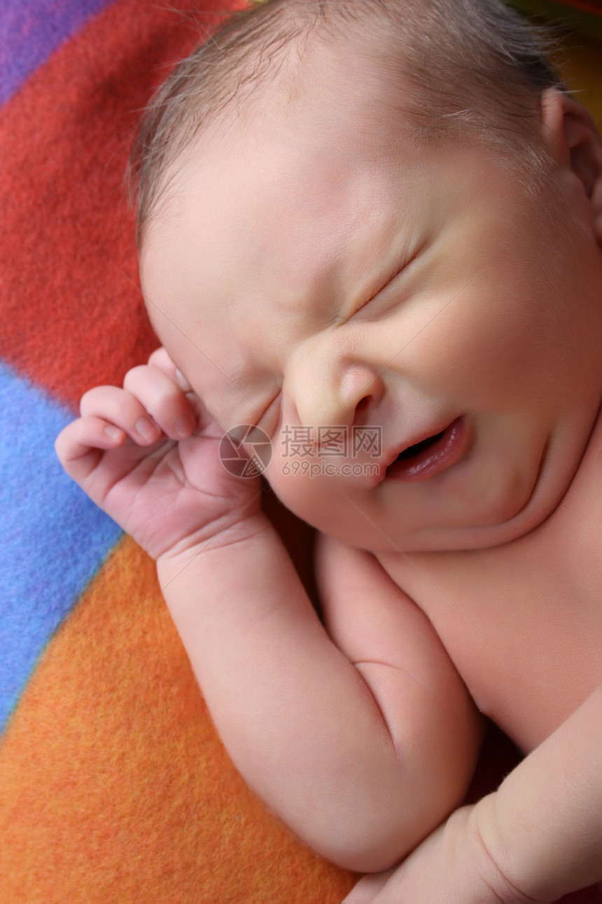 新生儿婴儿男生白色青年工作室男性儿子孩子睡眠毯子新生图片