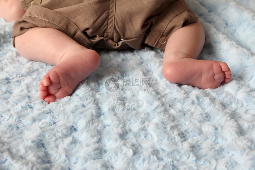 婴儿脚一部分情绪棕色孩子毯子身体皱纹脚趾安全蓝色图片
