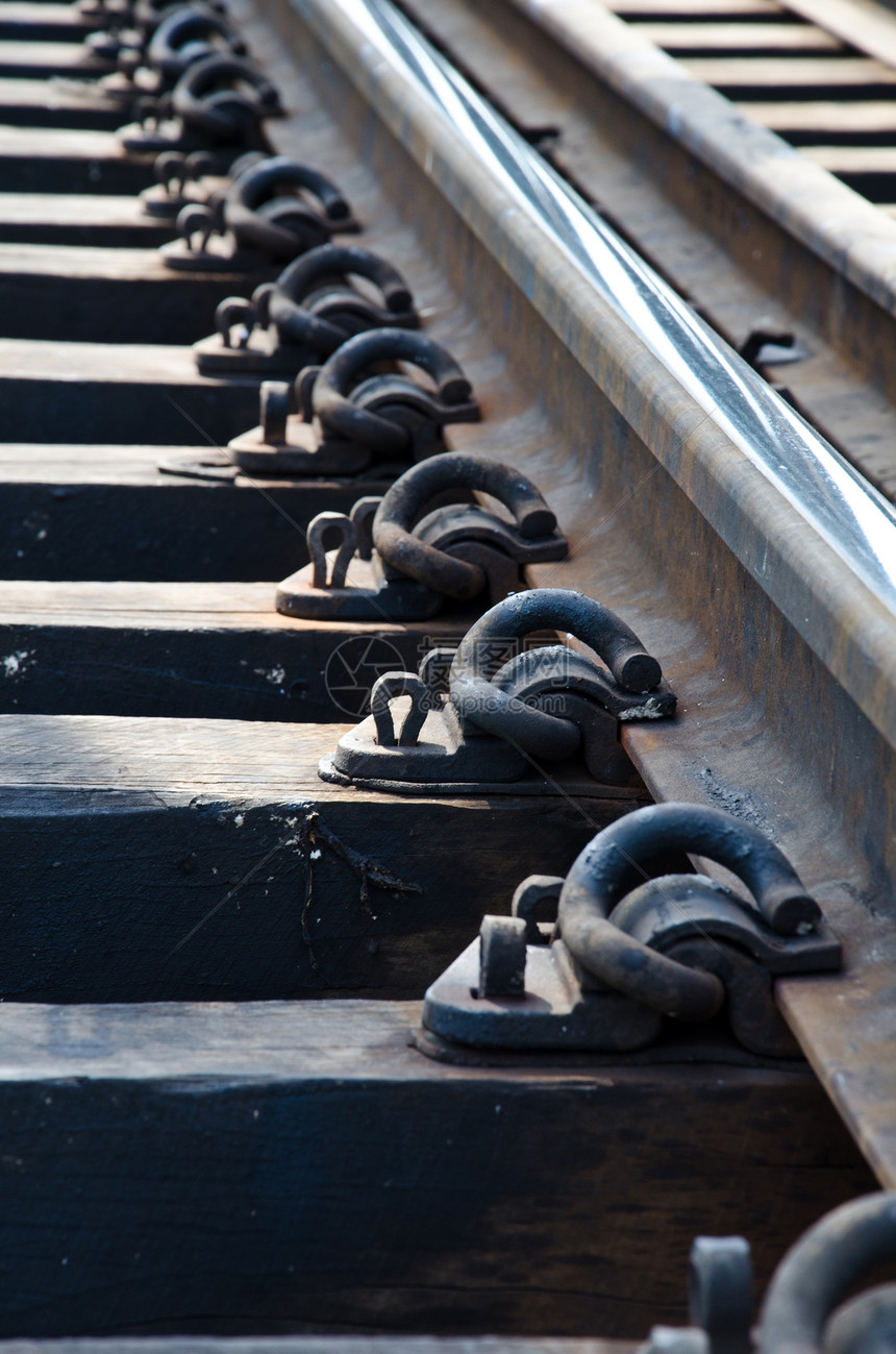 铁路平行线蓝色塞子金属运输水泥技术旅行城市佛塔图片