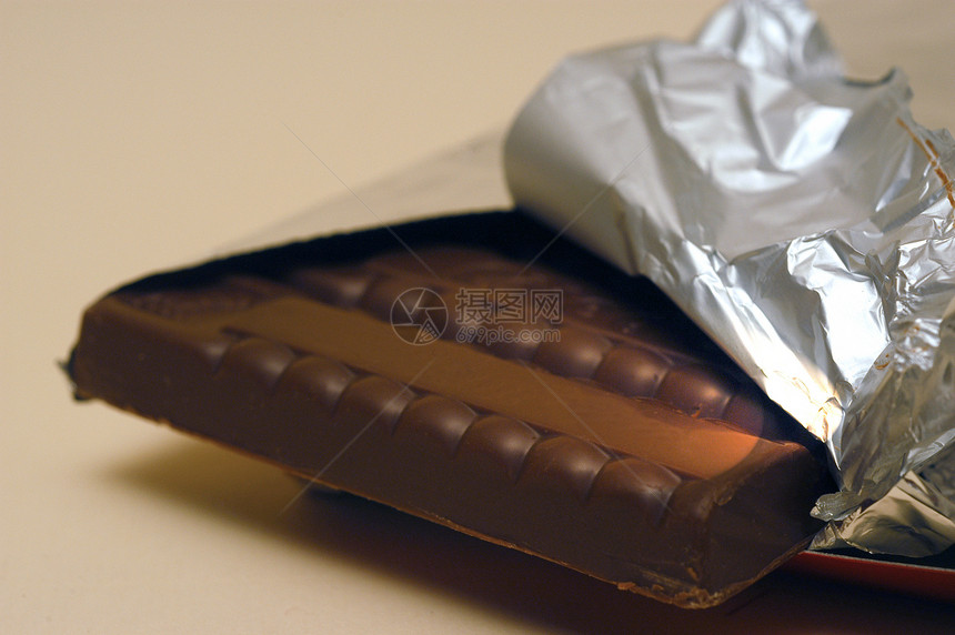 工作室中的一列巧克力饮食酒吧奶油诱惑棕色周年美食糖果食物甜点图片