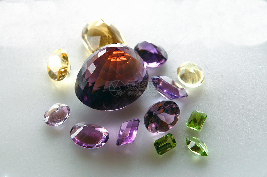 深厚的宝石学订金宝石诞生石薰衣草紫晶宏观岩石环境地质学紫色图片