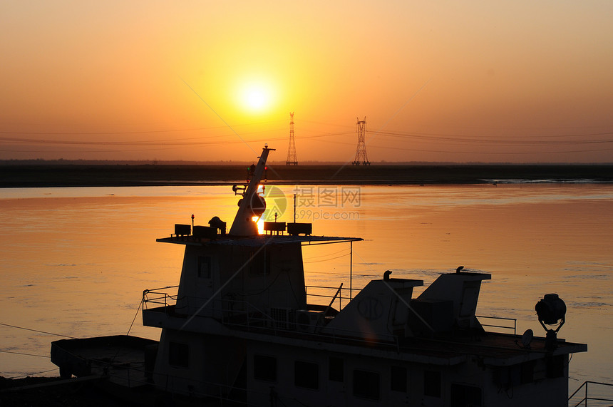 日落时轮船的休眠太阳反射地平线旅行游艇运动海景桅杆活动巡航图片