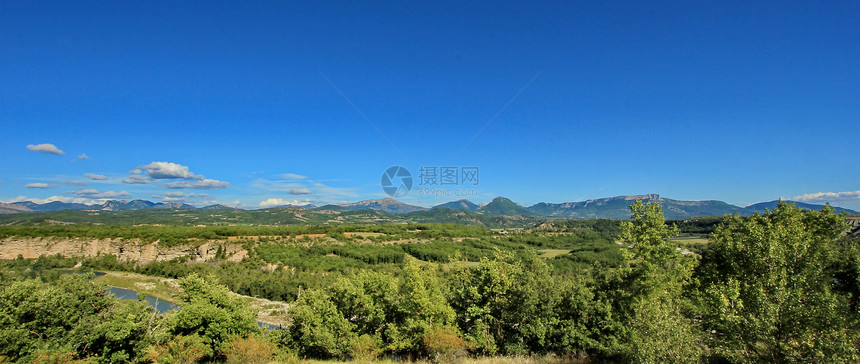 风景蓝色环境森林溪流山脉激流岩石天空晴天高地图片