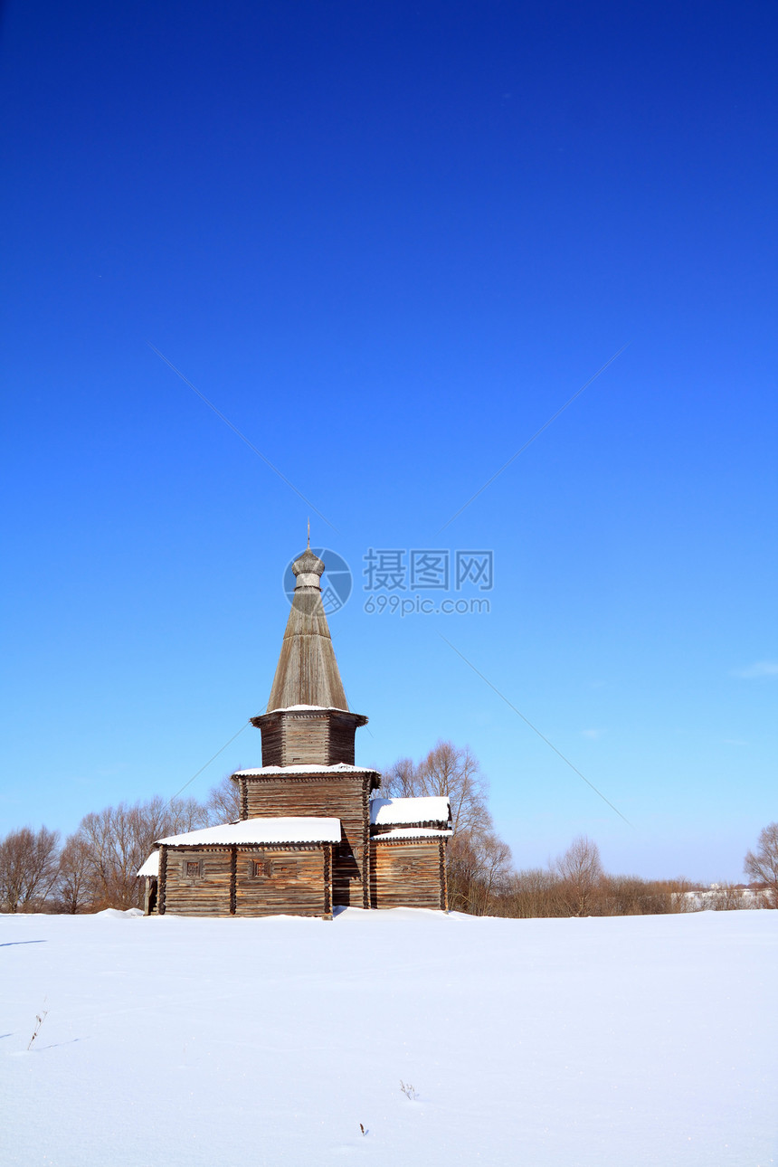 雪地上木制小木板教会建筑学车道历史宗教文化教堂城市森林场景图片