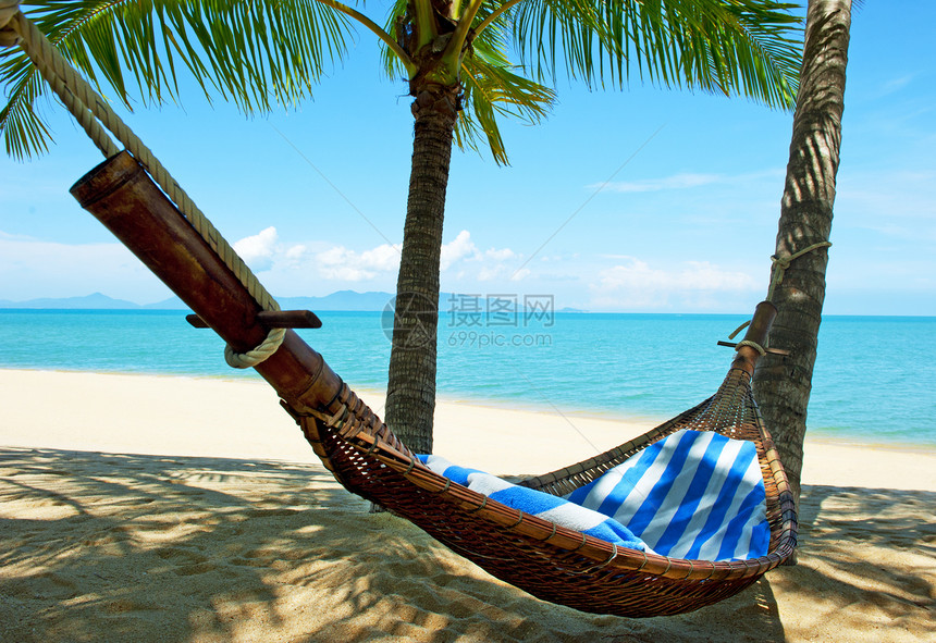 棕榈树之间空空的吊床太阳天堂天空假期蓝色天窗棕榈旅行海浪支撑图片