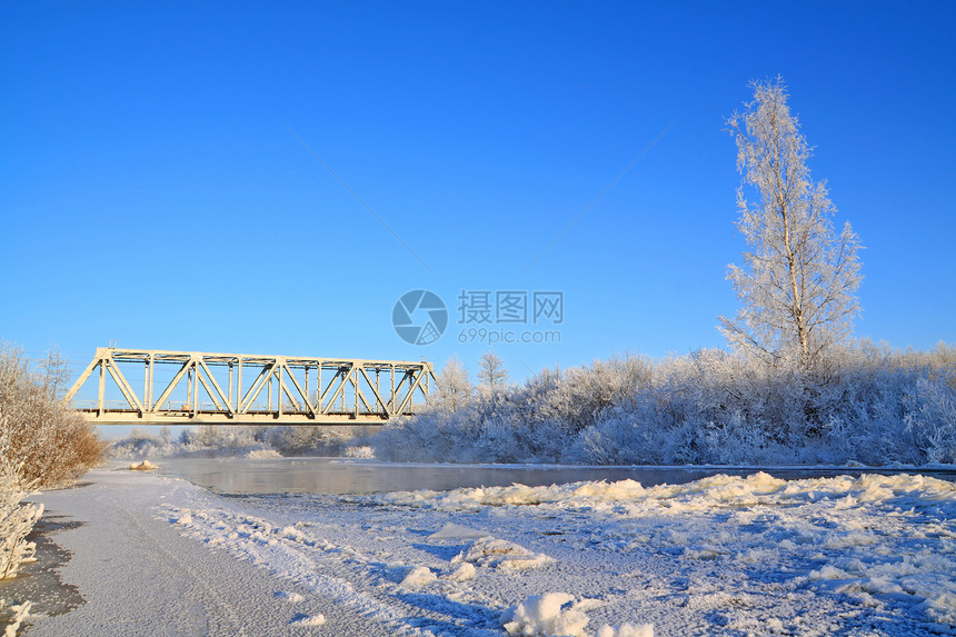 冻结河流上的铁路桥木头桦木阴影雪堆橡木衬套药品松树脉冲旅行图片