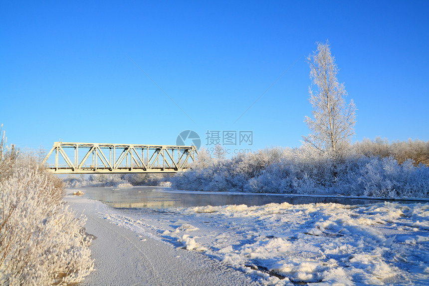 冻结河流上的铁路桥海岸线石头脉冲阴影旅行天空海滩桦木蓝色衬套图片