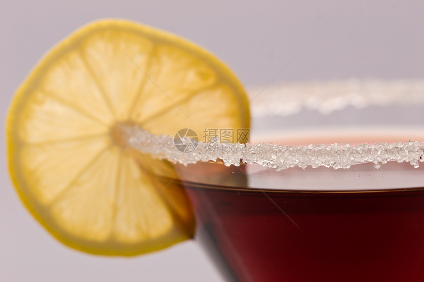 鸡尾酒柠檬烈酒甜点器皿水果玻璃雕花高脚杯面对者饮料图片