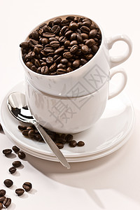 咖啡豆血管飞碟白色杯子勺子咖啡黑色咖啡杯背景图片