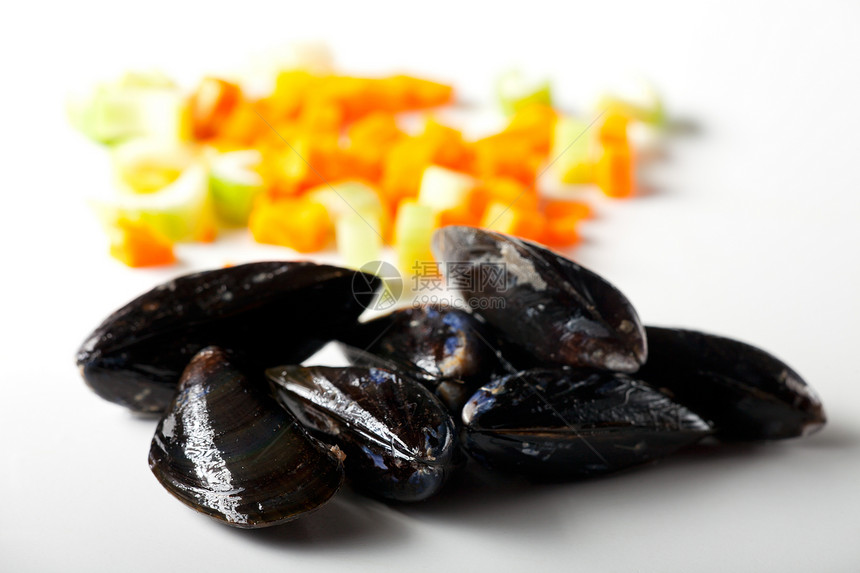 白的生贝贝类和蔬菜贝类食物海鲜洋葱阴影盐水白色季节性宏观黑色图片