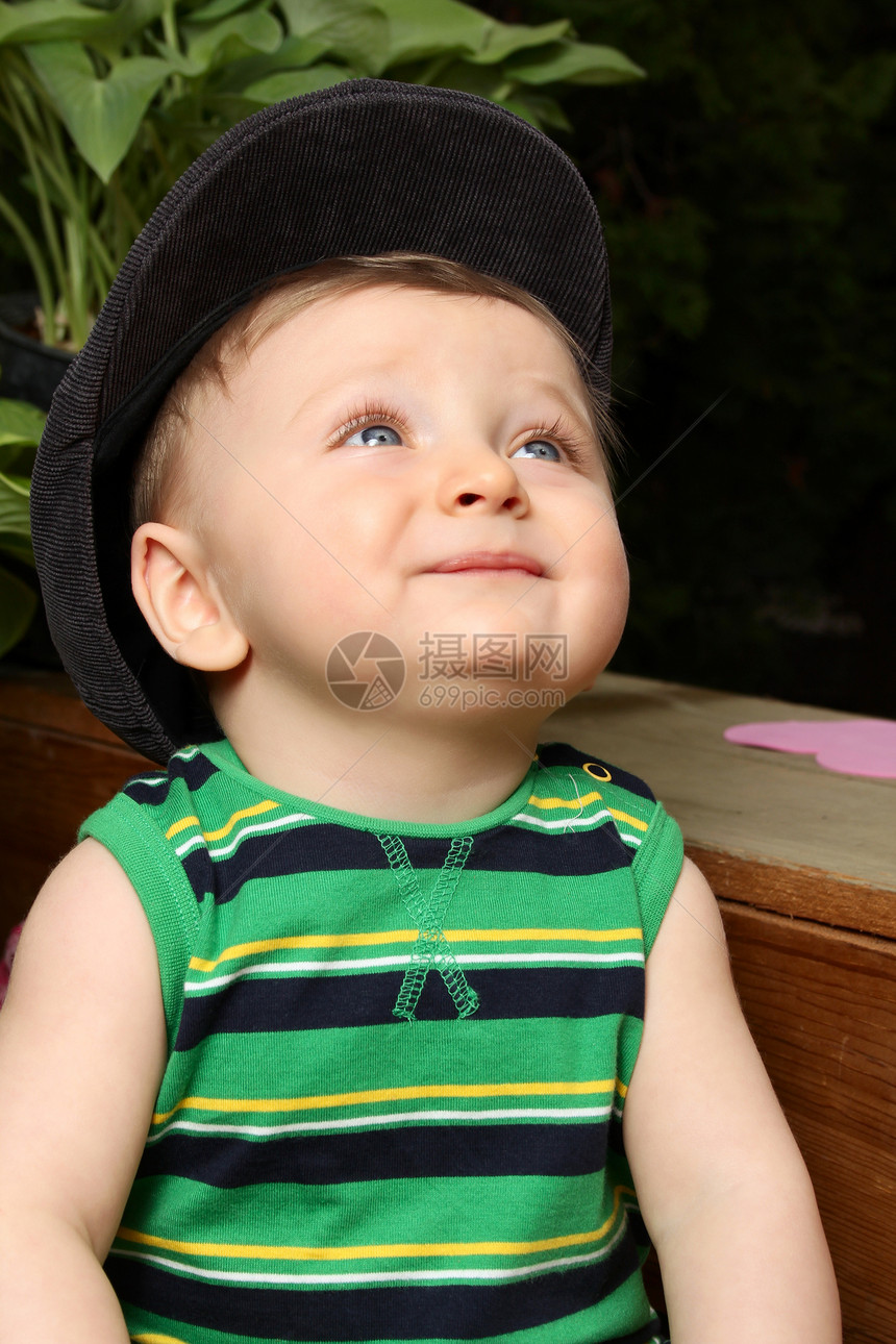 外面婴儿绿色花园童年帽子孩子树干植物条纹乐趣男生图片