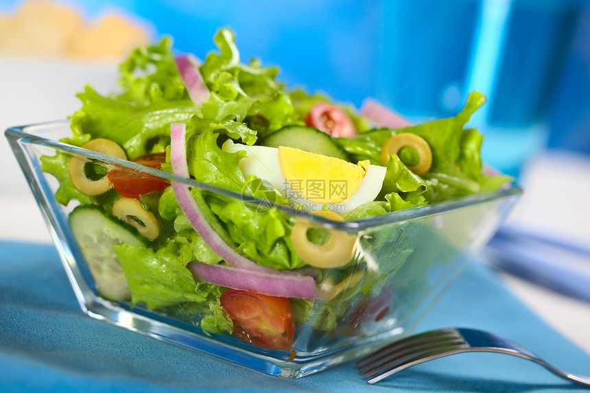 带鸡蛋的新鲜沙律食物蛋黄黄色绿色水平蔬菜煮沸照片午餐黄瓜图片