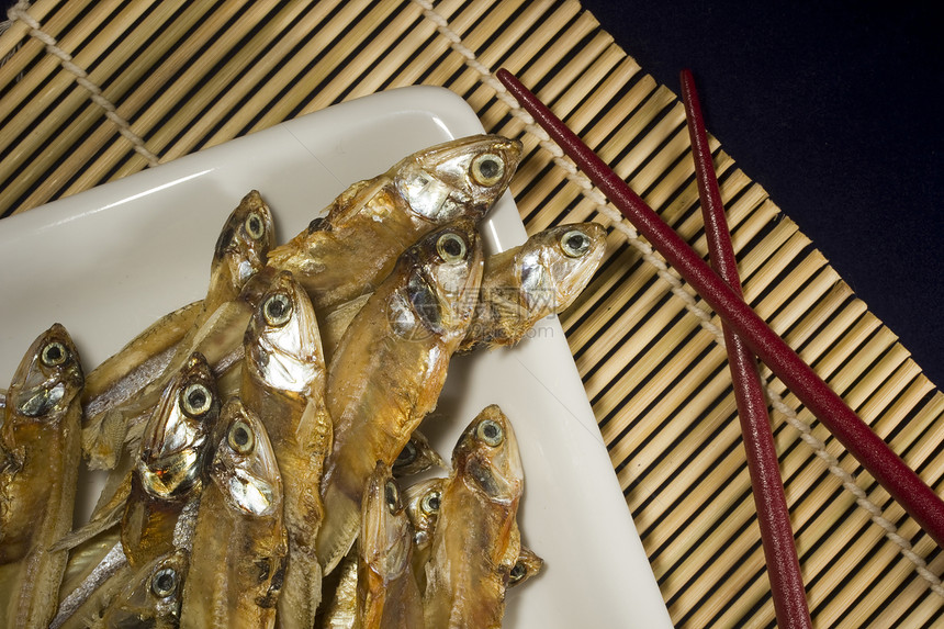 干鱼异国食物盐渍生物海鲜筷子情调美味熏制动物群图片