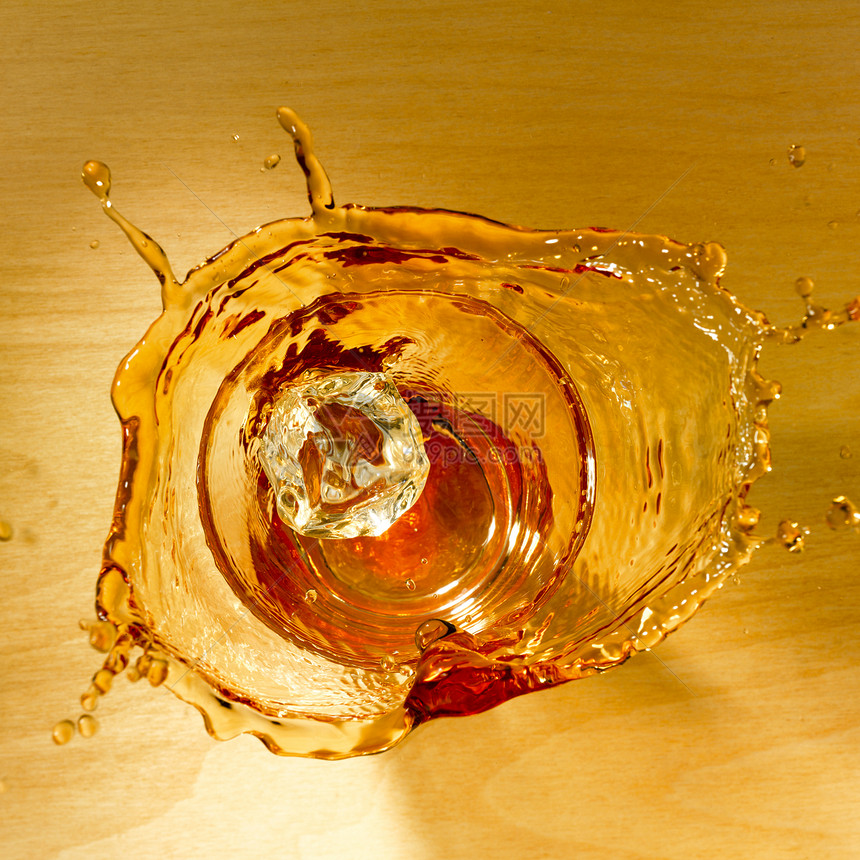 威士忌的冲浪木头立方体饮料岩石奢华派对玻璃冰块图片