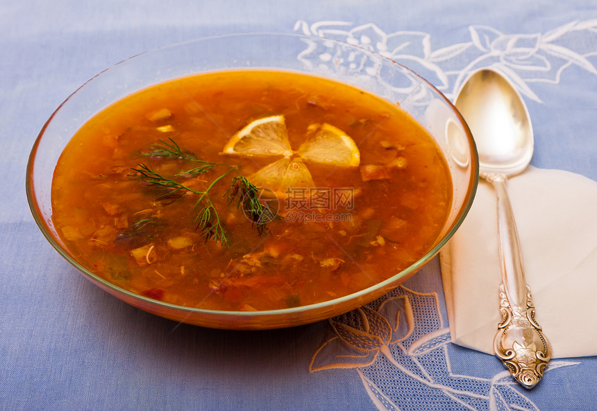 传统俄罗斯菜蔬菜小路飞碟蓝色盘子柠檬土豆桌布甜菜香料图片