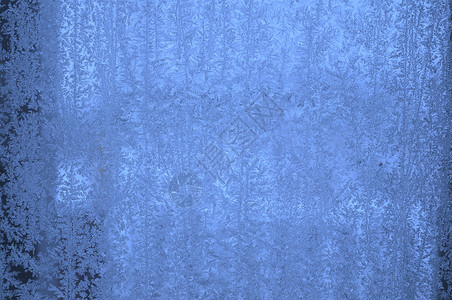Hoarfrost 纹理装饰品宏观冻结玻璃季节水晶窗户蓝色背景图片
