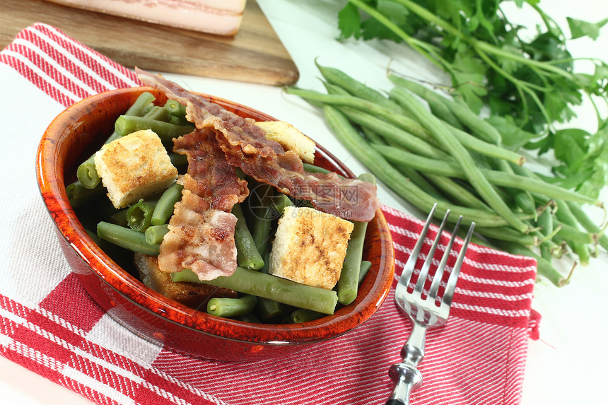 青豆加培根油炸盘子蔬菜绿色食物熏肉香菜图片