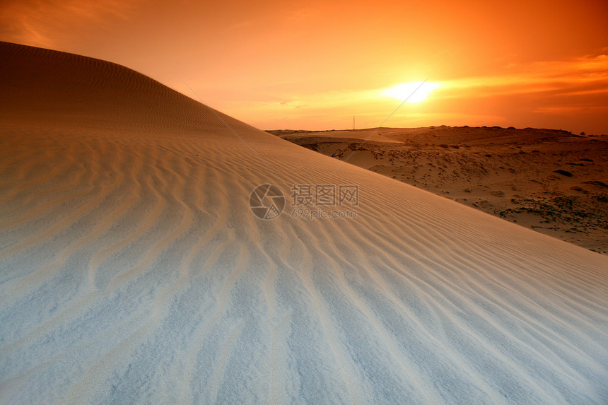 沙漠地区晴天孤独新月形沙丘寂寞地形爬坡沙漠橙子干旱图片