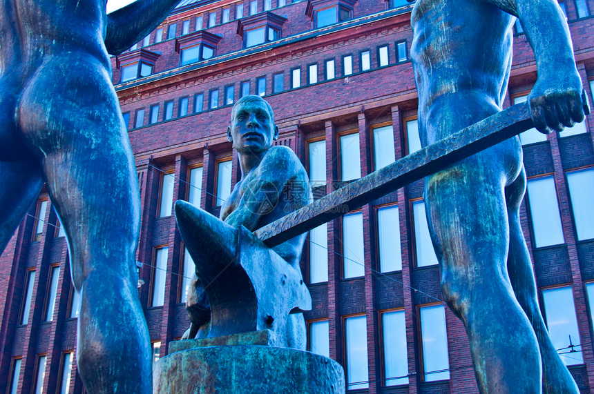 三个铁匠工作男人青铜纪念碑城市劳动锤子雕塑图片