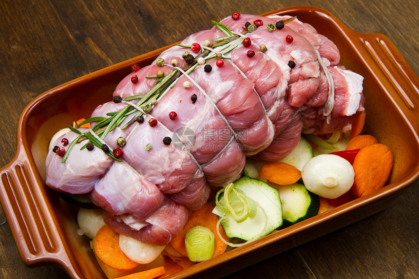 烤牛肉细绳大葱牛肉迷迭香红色平底锅草药美食洋葱成人图片