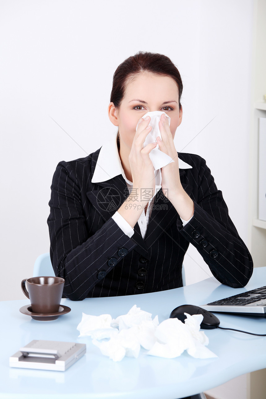 女商务人士吹她的鼻子疾病手帕人士过敏工作流感女士传染性商业工人图片