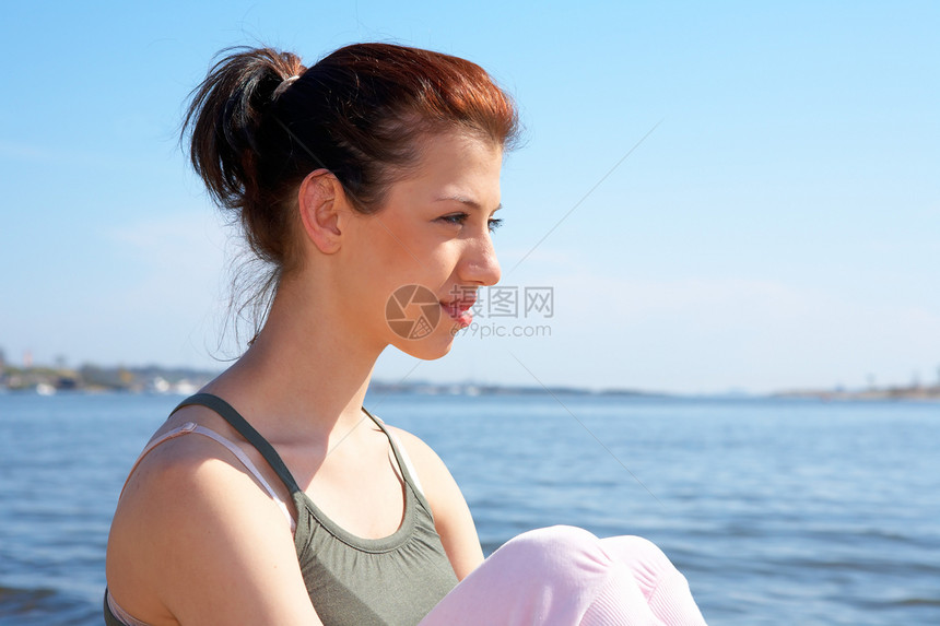 海上的少女海运头发思维沉思琢磨女性运动装棕色青年晴天黑发图片