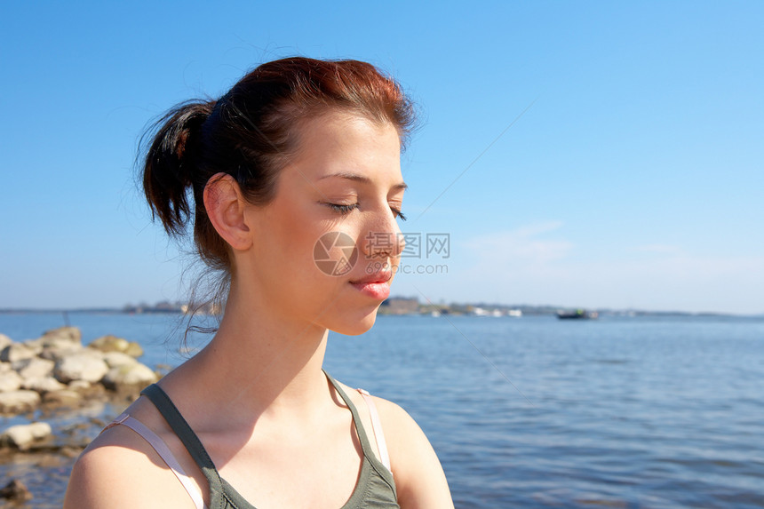 海上的少女海运黑发沉思棕色青年孤独晴天女性运动装头发头脑图片