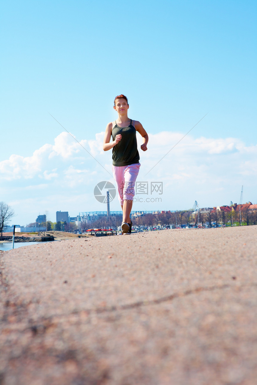 少女慢跑青少年竞技头发身体慢跑者天空活动运动装晴天棕色图片