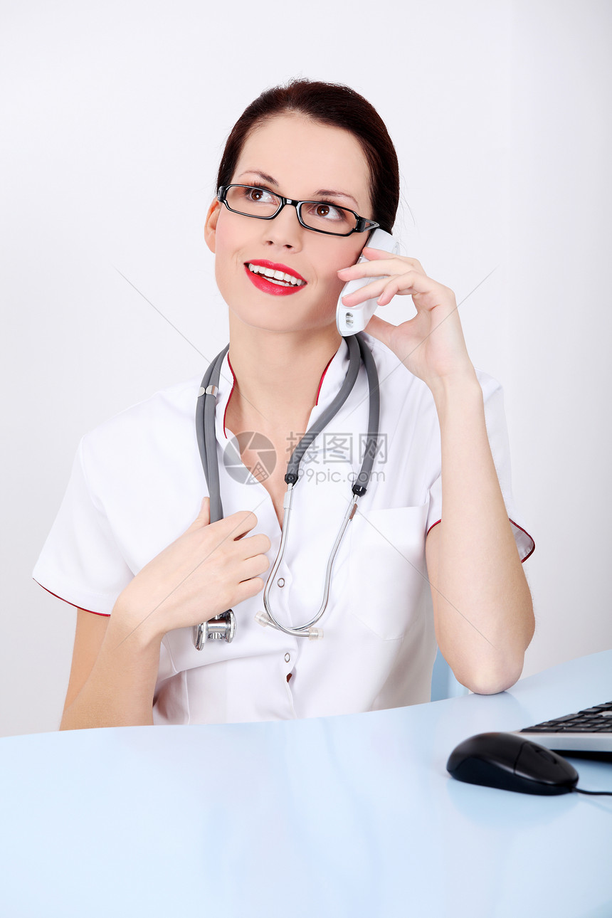 女医生通过电话说话水平卫生专家职场眼镜保健办公室女性白色桌子图片