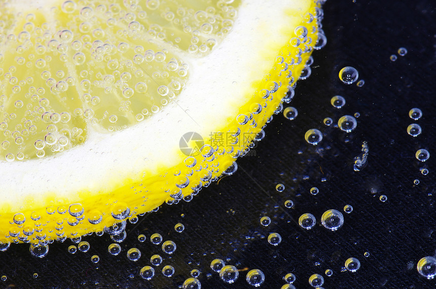 柠檬片加泡泡宏观水果柠檬图片