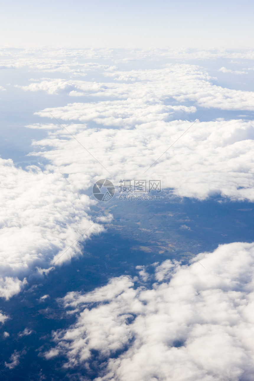 从平面看云层白色背景外观航班鸟瞰图蓝色天空图片