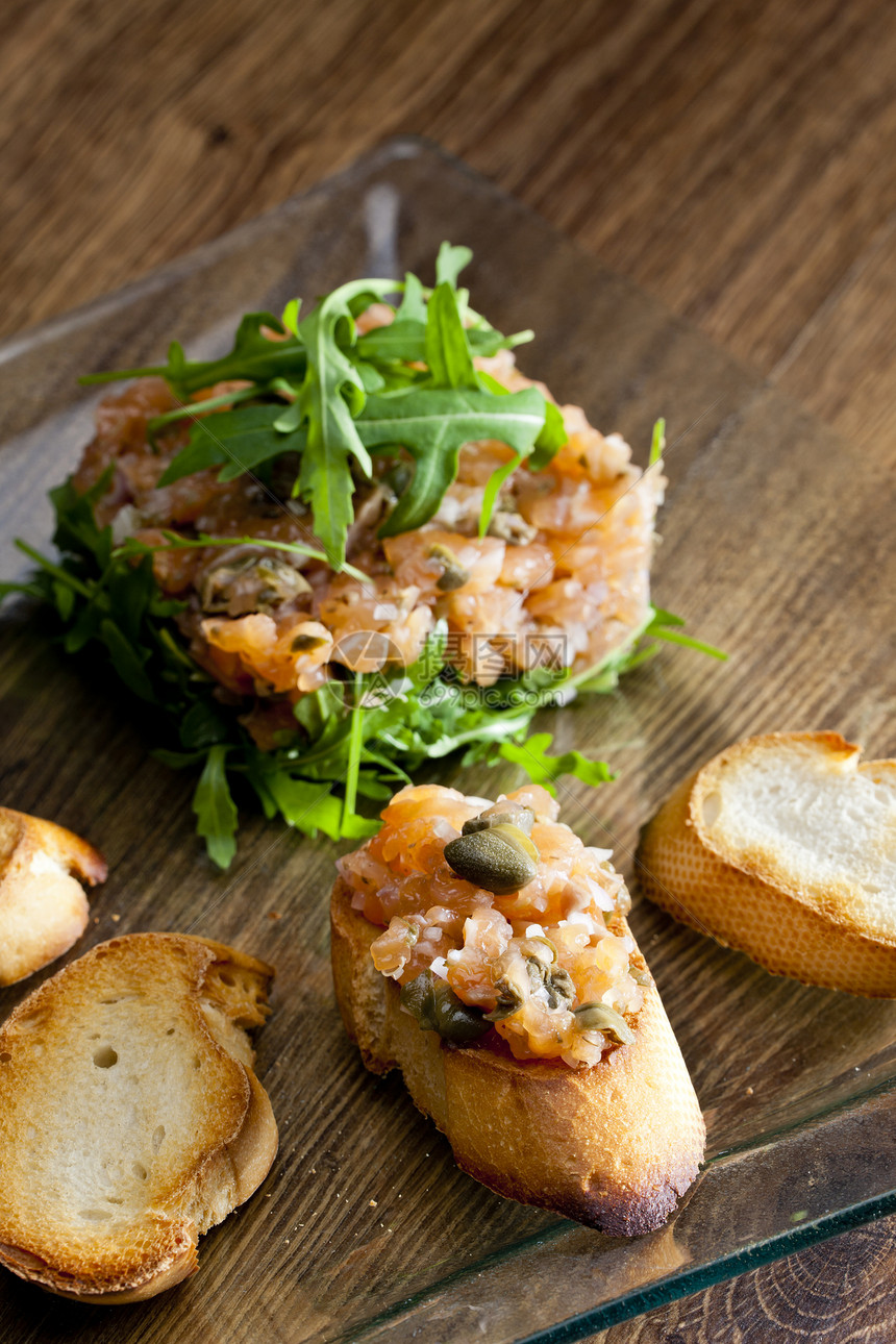 含罗科拉的三文马哈鱼静物食物火箭营养美食面包盘子鞑靼糕点图片