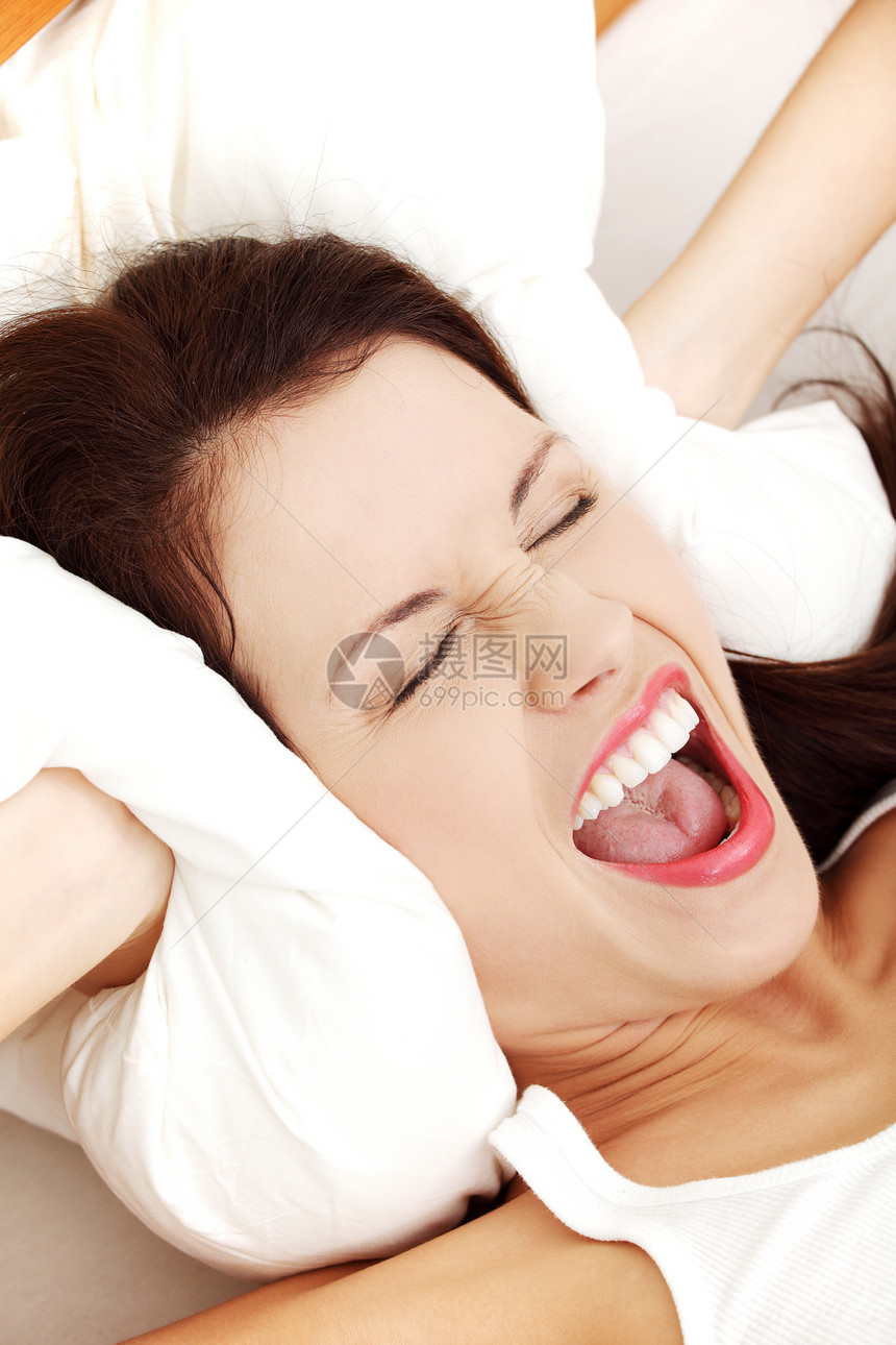 女人因为头痛而大喊大叫女士药品保健青少年压力流感卧室成人情感治疗图片