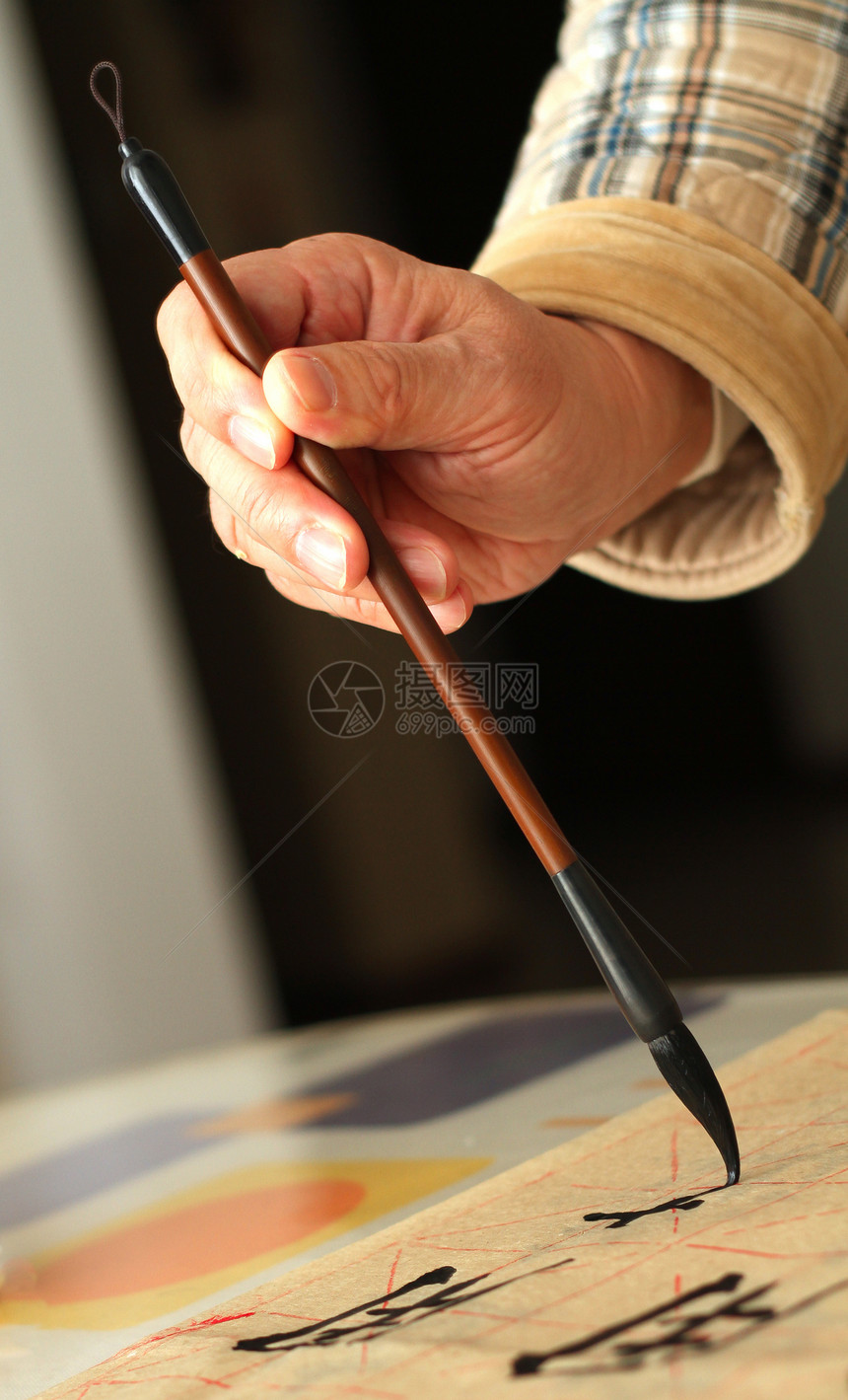 一个老人用笔笔做书法的老男人象形文化刷子钢笔文字黑色工艺墨水手指练习图片