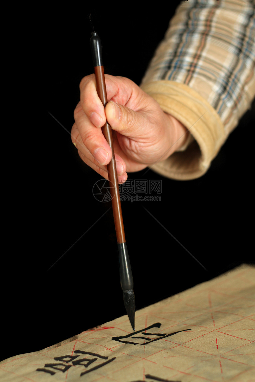 一个老人用笔笔做书法的老男人墨水黑色刷子绘画脚本练习手指文字画笔钢笔图片