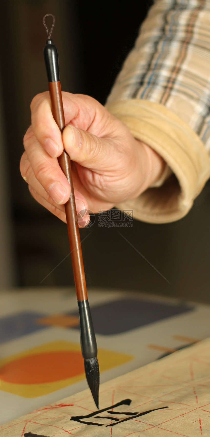 一个老人用笔笔做书法的老男人黑色手指刷子文字脚本墨水画笔文化绘画钢笔图片
