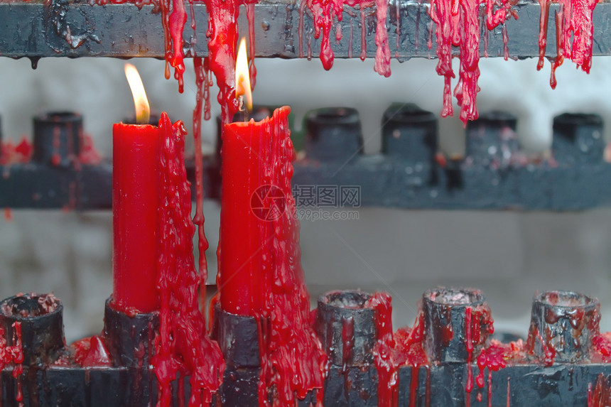 圣殿架上一对红蜡烛图片