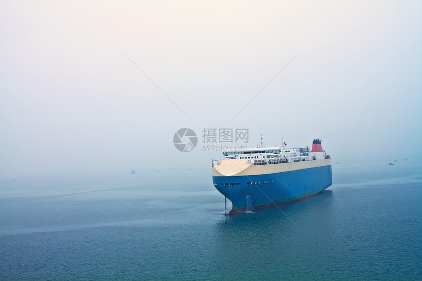 漫雾的一天 游轮停在海中血管商业力量旅行生活蜜月活力航行金属货物图片