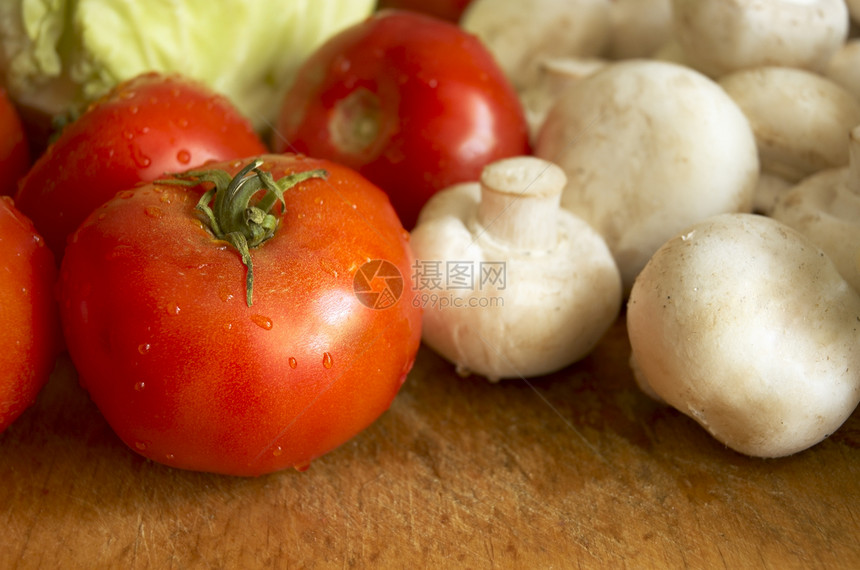 新鲜湿蔬菜锅碗瓢盆盘子沙拉红色店铺食物厨房图片