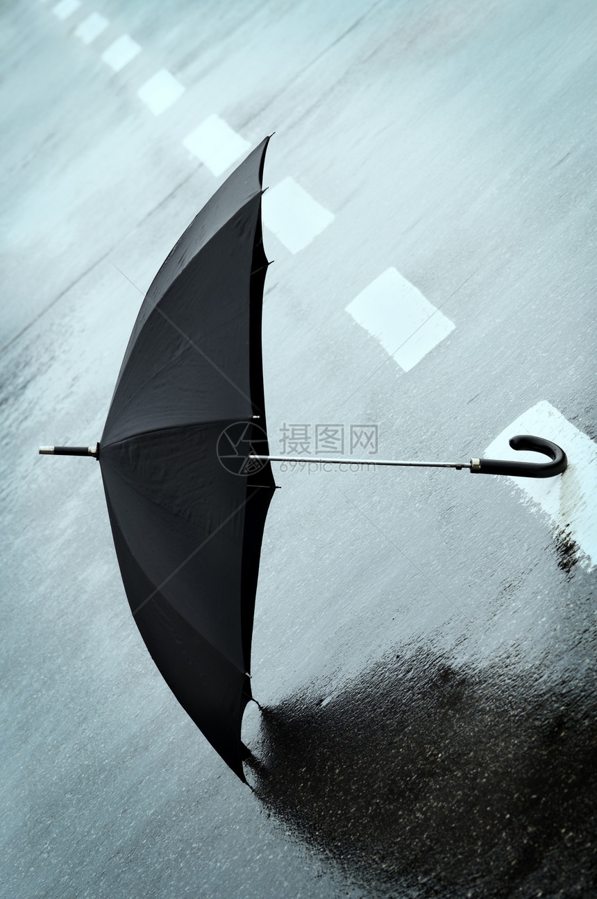 雨季白色条纹男性气候天气黑色概念灰色阴雨图片