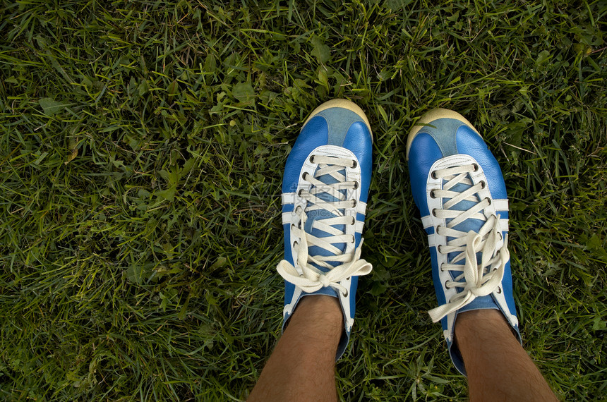 绿色草地上的旧鞋图片