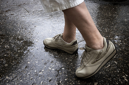 慢跑鞋每天走着雨天背景