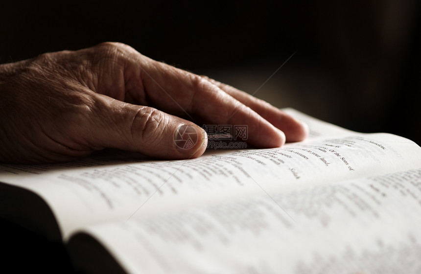 祈祷英语新约教会宣讲宗教旧约棕褐色学习祷告信徒图片