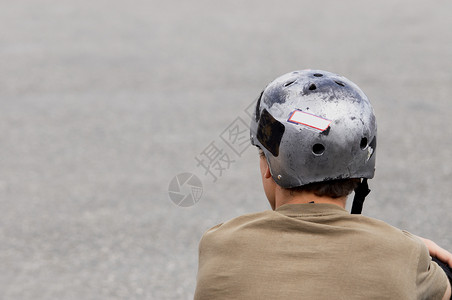 戴头盔的青少年街道勇气城市概念运动比赛展示竞赛背景图片