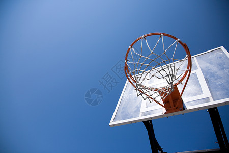 篮子蓝色白色闲暇竞赛天空娱乐游戏篮球背景图片