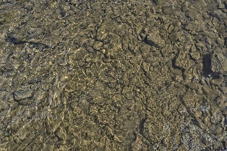 石头在河底的纹理上图片素材