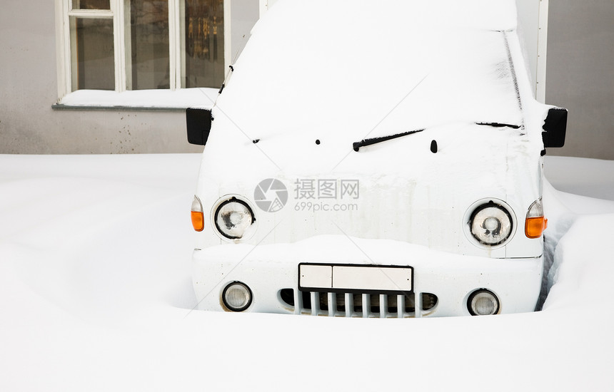 下雪后白色汽车自然灾害概念降雪街道暴风雪雾凇车辆图片
