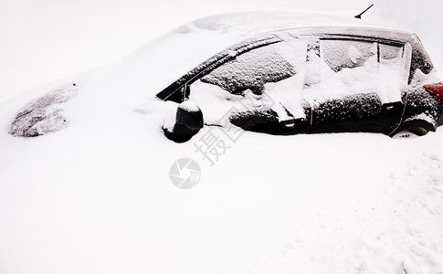 下雪后街道暴风雪雾凇黑色白色概念自然灾害汽车车辆降雪背景图片
