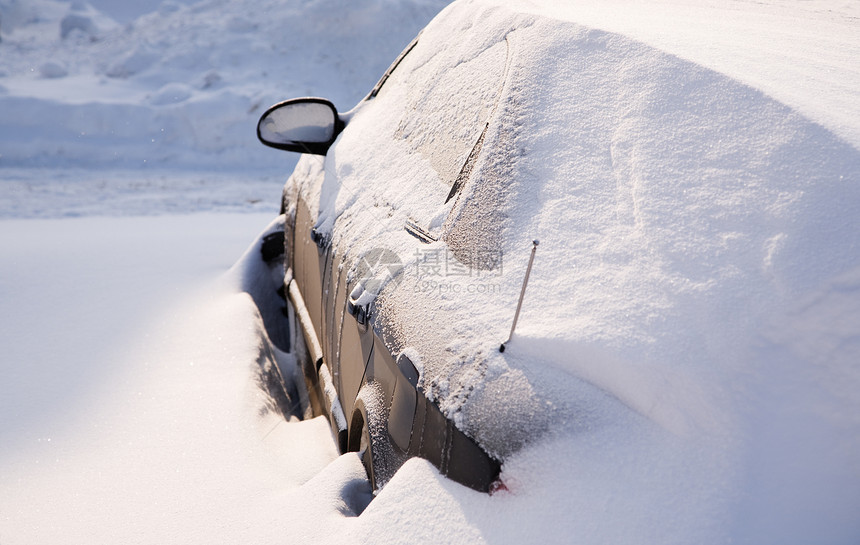 下雪后暴风雪黑色降雪雾凇汽车街道白色车辆概念自然灾害图片