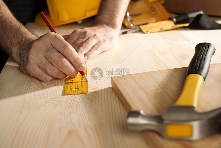 工作黄色男人金属帽子锤子构造安全帽铅笔建造工人图片
